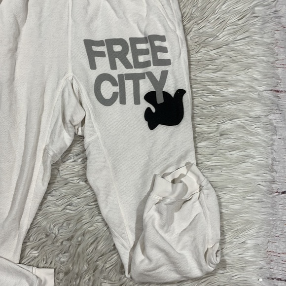 Free City Super Fluffy Pocket Logo Creamy Yumm Sweatpants - Picture 5 of 16